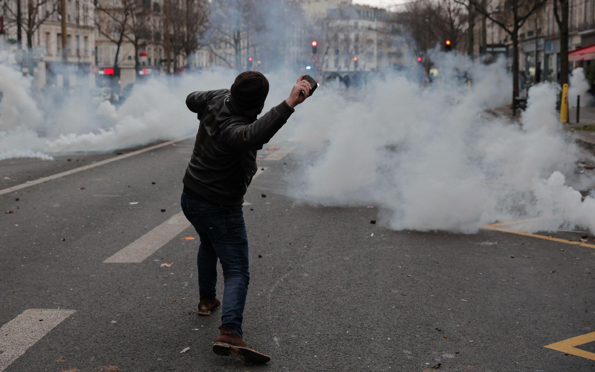Carro policial é incendiado durante manifestação em Paris