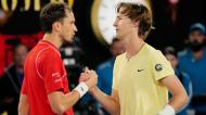 Daniil Medvedev cumprimenta Sebastian Korda depois de eliminado pelo norte-americano no Open da Austrália (Aaron Favila/AP)