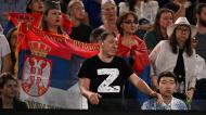Homem veste uma camisola com a letra Z, de apoio à Rússia, durante o encontro entre Novak Djokovic e Andrey Rublev no Open da Austrália (WILLIAM WEST/AFP via Getty Images)