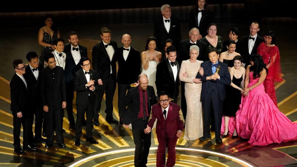 «Tudo em Todo o Lado ao Mesmo Tempo» recebe o Óscar de Melhor Filme (AP Photo/Chris Pizzello)