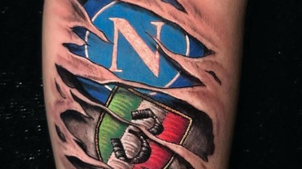 Spalletti faz tatuagem em homenagem ao título conquistado pelo Nápoles (Foto: Instagram Valentino Russo Tattoo)