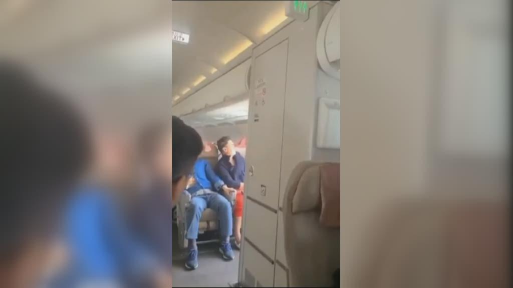 Passageiro que abriu porta de avião em pleno voo diz que 'se sentia sufocado'  a bordo, Page Not Found