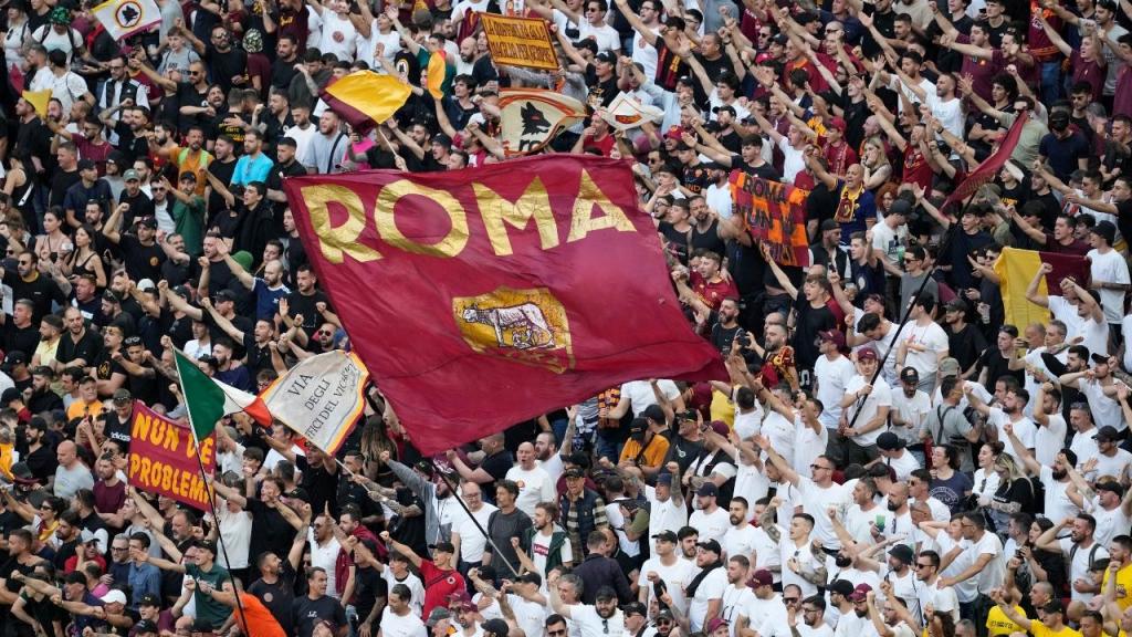 Liga Europa: adeptos da Roma na final, na Puskás Arena (AP/Darko Vojinovic)