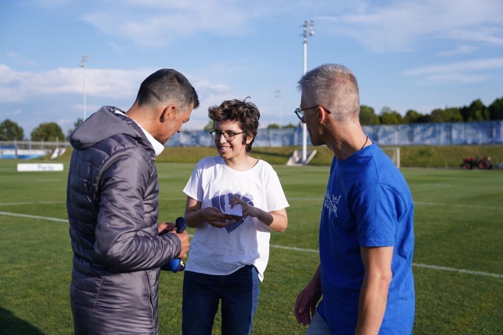 Sérgio Conceição com Nini, adepta do FC Porto que combatia uma leucemia (foto: twitter Sérgio Conceição)