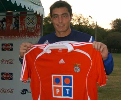 Óscar Cardozo com a camisola do Benfica