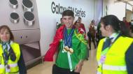 Medalhas ao peito, sorrisos e aplausos: a chegada de Diogo Ribeiro a Portugal