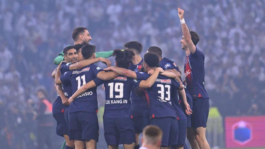 Jogadores do PSG festejam a conquista da Taça de França frente ao Lyon (X: @PSG_English)