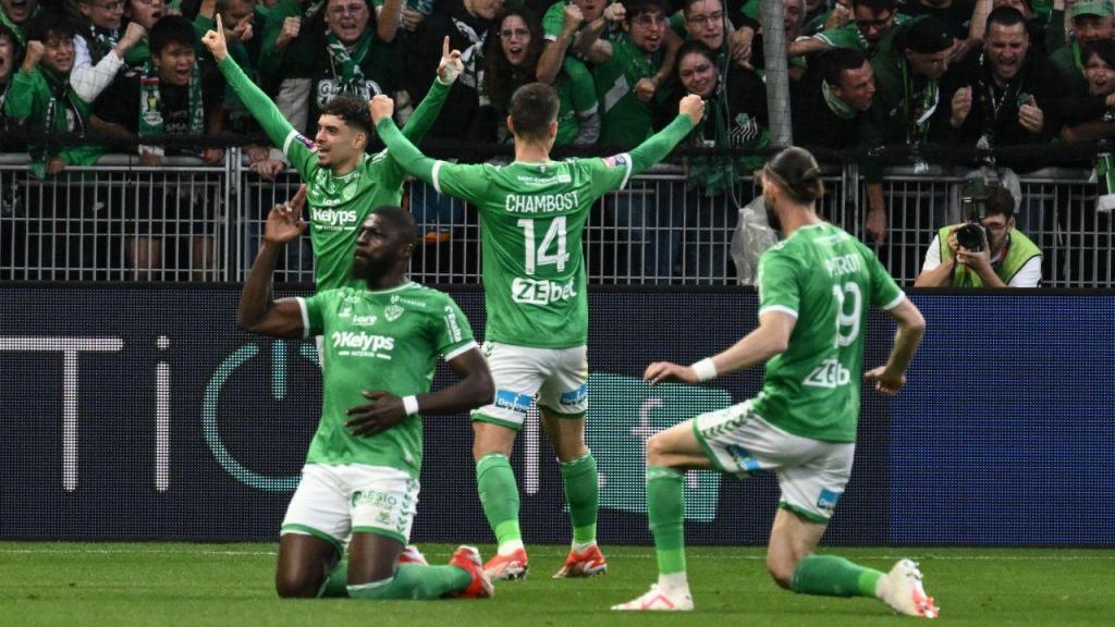 Saint-Étienne festeja vitória sobre o Metz, no play-off da Ligue 1 