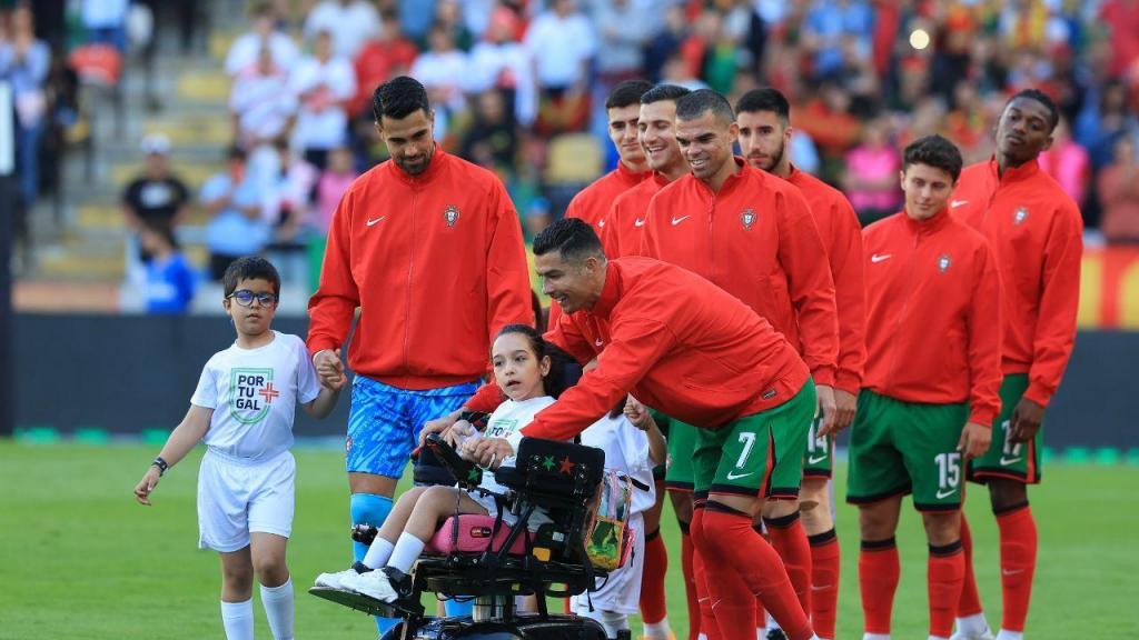 Cristiano Ronaldo acompanha jovem de cadeira de rodas (JOSÉ COELHO/LUSA)