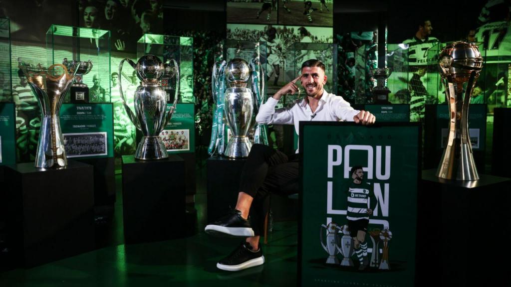 Paulinho no museu do Sporting com os títulos conquistados