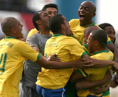 Festa do primeiro golo do Brasil (foto EPA)